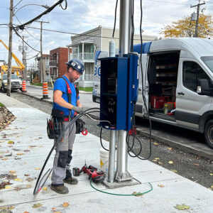 Un électricien de SCE Électrique en train d'installer une borne de recharge