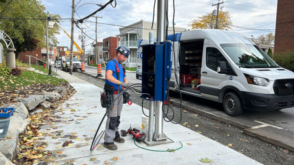 Un électricien de SCE Électrique en train d'installer une borne de recharge