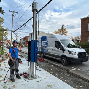 Un électricien de SCE Électrique en train d'installer une borne de recharge