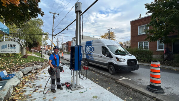 Un électricien de SCE Électrique en train d'installer une borne de recharge