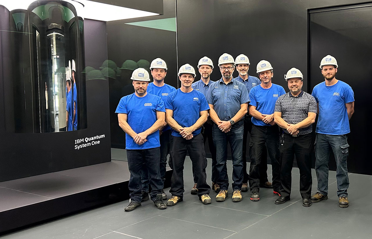 L'équipe de SCE Électrique devant l'ordinateur IBM Quantum System One